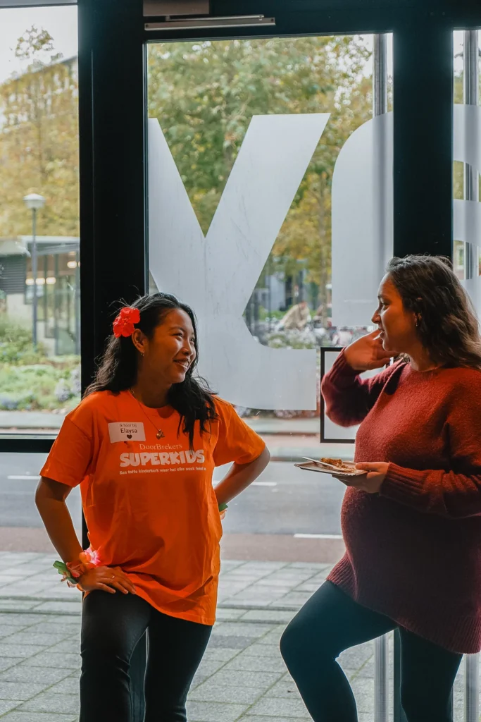 Vrijwilliger in gesprek met bezoekers na de dienst
