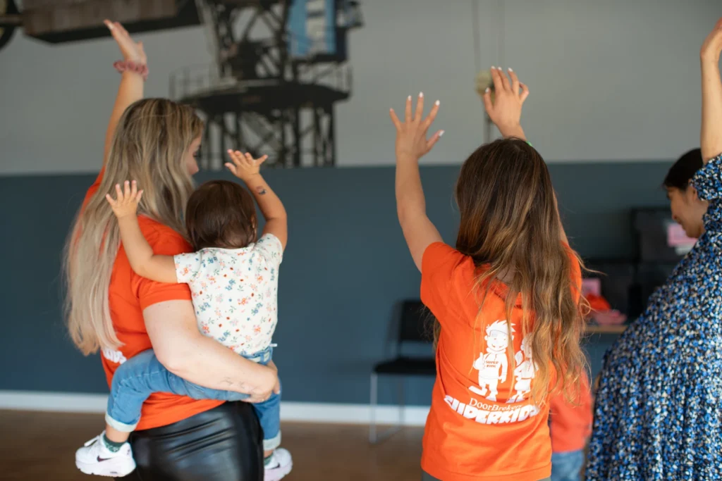 SuperKids begeleider actief met de de kinderen