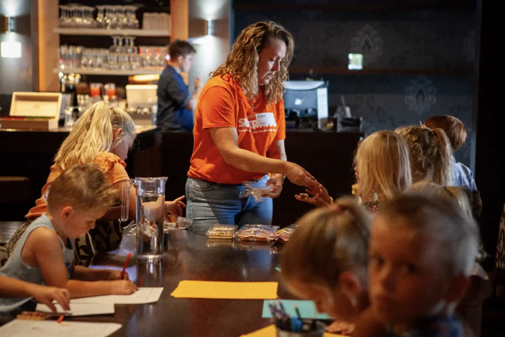 SuperKids begeleider aan het knutselen met de kinderen
