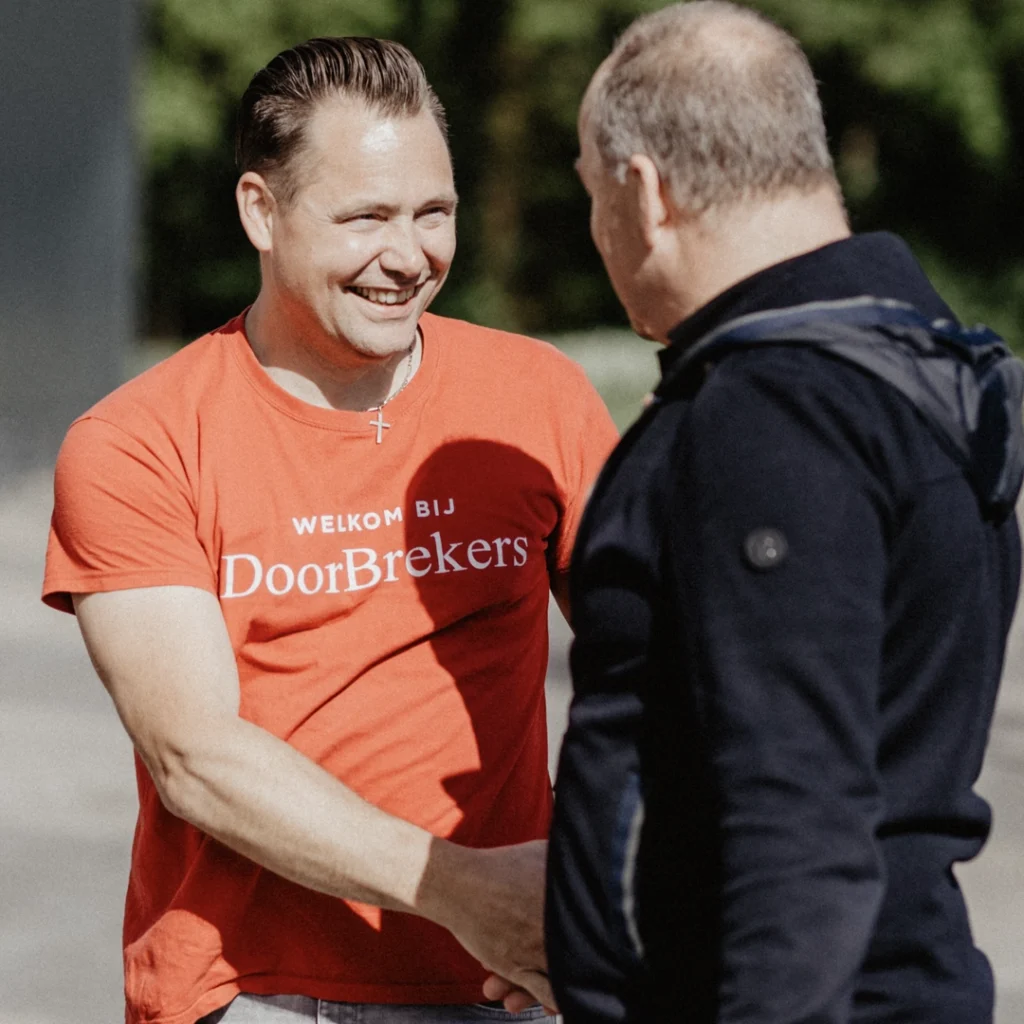 Vrijwilliger verwelkomt bezoeker