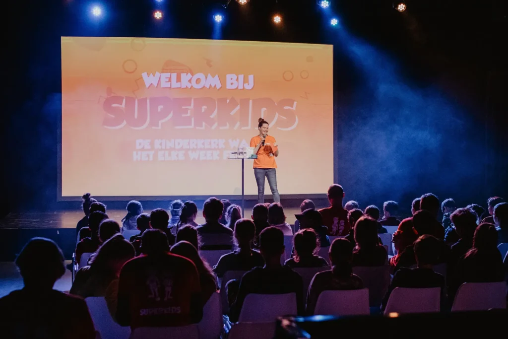 SuperKids begeleider presenteert voor de kinderkerk